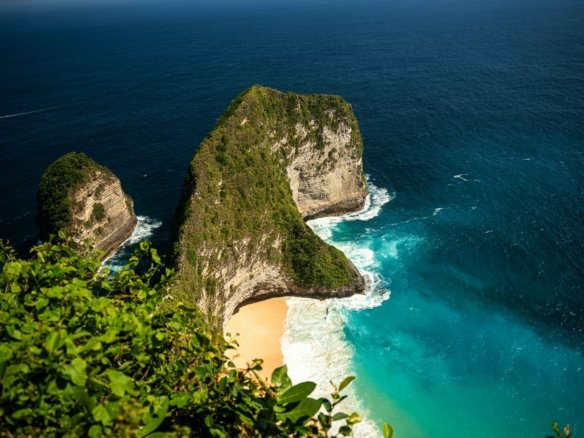 Aerial view of Kelingking Beach in Nusa Penida, Bali, showcasing turquoise waters, dramatic limestone cliffs, and golden sand — a symbol of why Bali was named Asia’s Best Island 2025 by Condé Nast Traveller.