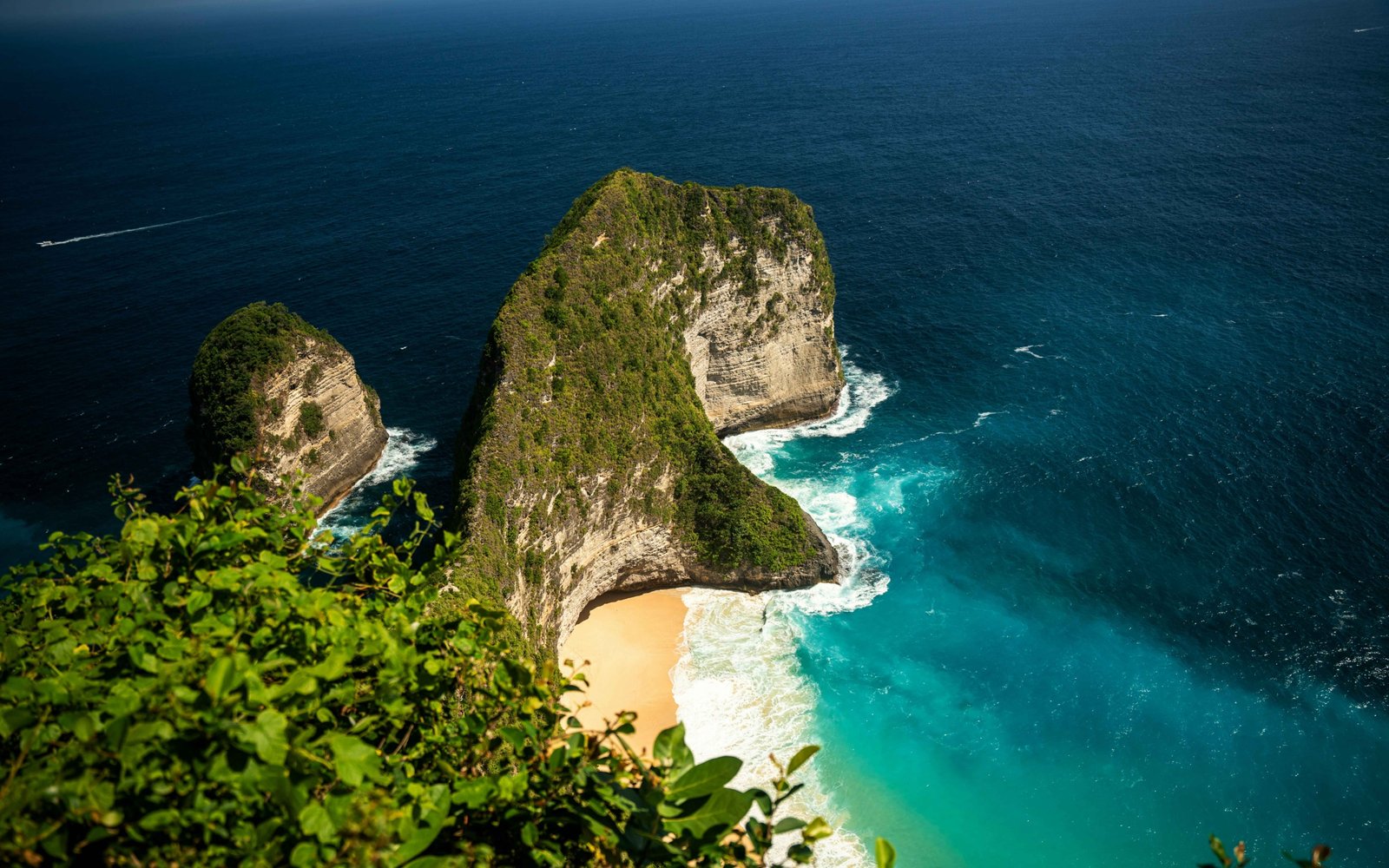 Aerial view of Kelingking Beach in Nusa Penida, Bali, showcasing turquoise waters, dramatic limestone cliffs, and golden sand — a symbol of why Bali was named Asia’s Best Island 2025 by Condé Nast Traveller.